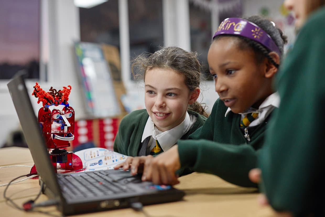 Children using Ohbot in classroom